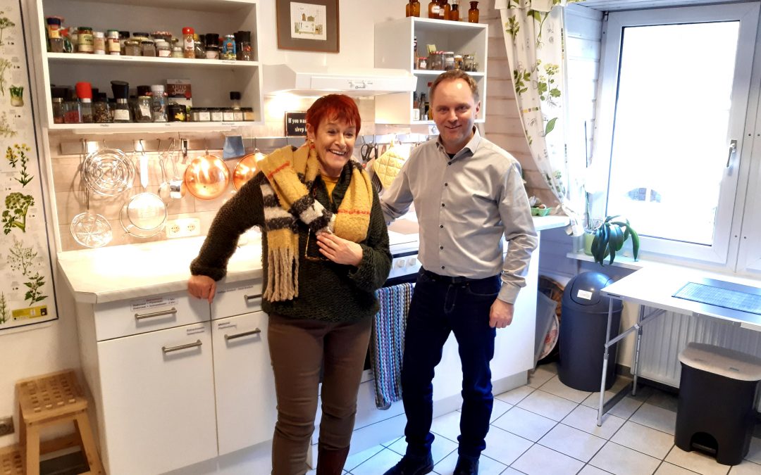 Kochen, genießen, entspannen und Klein-Hollywood: Bürgermeisterkandidat Mike Weiland in Sauerthal zu Gast